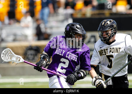Apr. 24, 2010 - punto ad ovest di New York, Stati Uniti d'America - 24 Aprile 2010: Santa Croce Attackman Edison Parzanese (2) e ''Esercito Defenceman Henderson, Bill (5)" durante l'azione di lacrosse in Santa Croce crociati a esercito cavalieri neri gioco svolto a Michie Stadum a West Point, New York. I Crociati è sceso al nero Knightys 13-10. (Credito Immagine: © Alex Cena/Southcreek globale/ZUMApress.com) Foto Stock
