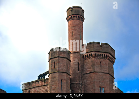 Castello di Inverness Scozia sorge su una scogliera che si affaccia sul fiume Ness, a Inverness, Scotland Foto Stock