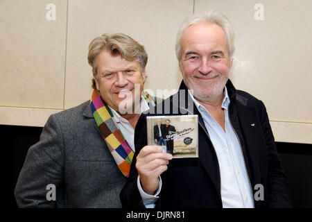 Berlino, Germania. 29 Nov, 2013. Niels (L) e Jorgen (R) della banda danese "Olsen dei fratelli pongono a Berlino, Germania, 29 novembre 2013. Il loro nuovo album "Fratelli di fratelli" è disponibile dal 22 novembre 2013. Foto: picture alliance / Robert Schlesinger/dpa/Alamy Live News Foto Stock