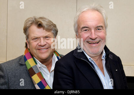 Berlino, Germania. 29 Nov, 2013. Niels (L) e Jorgen (R) della banda danese "Olsen dei fratelli pongono a Berlino, Germania, 29 novembre 2013. Il loro nuovo album "Fratelli di fratelli" è disponibile dal 22 novembre 2013. Foto: picture alliance / Robert Schlesinger/dpa/Alamy Live News Foto Stock