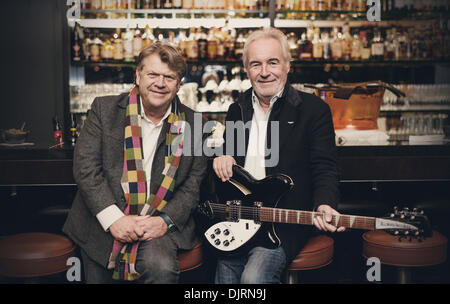 Berlino, Germania. 29 Nov, 2013. Niels (L) e Jorgen (R) della banda danese "Olsen dei fratelli pongono a Berlino, Germania, 29 novembre 2013. Il loro nuovo album "Fratelli di fratelli" è disponibile dal 22 novembre 2013. Foto: picture alliance / Robert Schlesinger/dpa/Alamy Live News Foto Stock