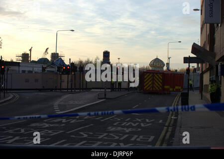 Glasgow, Scotland, Regno Unito. Il 30 novembre 2013. La polizia e i servizi di soccorso presso il Bar Clutha, Stockwell Street, Glasgow, come recupero opertation contiues a seguito di un elicottero della polizia si è schiantato nel tetto del pub Credito: Tony Clerkson/Alamy Live News Foto Stock