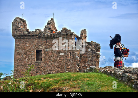 Castello Urquhart su Lock Ness si siede accanto a Loch Ness nelle Highlands della Scozia Foto Stock