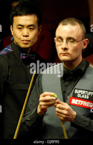 Apr. 19, 2010 - Sheffield, Inghilterra - Sheffield, Inghilterra - aprile 19 : Martin Gould di Inghilterra (destra) in azione contro Marco fu di Hong Kong (sinistra), durante il primo round del Betfred World Snooker Championships al Crucible Theatre di Sheffield, in Inghilterra. .(Martin Gould ha vinto la partita da 10 fotogrammi a 9) (di credito Immagine: © Michael Cullen/Southcreek globale/ZUMApress.com) Foto Stock