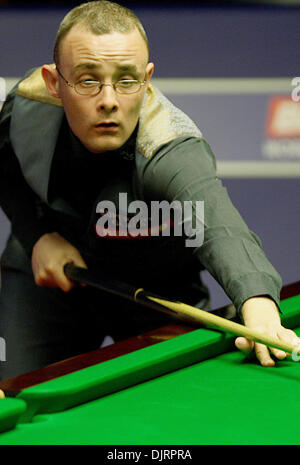 Apr. 19, 2010 - Sheffield, Inghilterra - Sheffield, Inghilterra - aprile 19 : Martin Gould di Inghilterra (destra) in azione contro Marco fu di Hong Kong (sinistra), durante il primo round del Betfred World Snooker Championships al Crucible Theatre di Sheffield, in Inghilterra. .(Martin Gould ha vinto la partita da 10 fotogrammi a 9) (di credito Immagine: © Michael Cullen/Southcreek globale/ZUMApress.com) Foto Stock