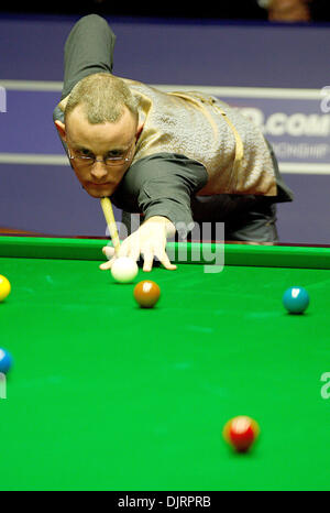 Apr. 19, 2010 - Sheffield, Inghilterra - Sheffield, Inghilterra - aprile 19 : Martin Gould di Inghilterra (destra) in azione contro Marco fu di Hong Kong (sinistra), durante il primo round del Betfred World Snooker Championships al Crucible Theatre di Sheffield, in Inghilterra. .(Martin Gould ha vinto la partita da 10 fotogrammi a 9) (di credito Immagine: © Michael Cullen/Southcreek globale/ZUMApress.com) Foto Stock