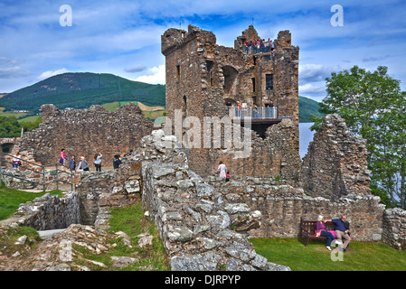 Castello Urquhart su Lock Ness si siede accanto a Loch Ness nelle Highlands della Scozia Foto Stock