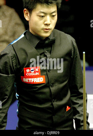 Apr. 19, 2010 - Sheffield, Inghilterra - Sheffield, Inghilterra - aprile 19 Liang Wenbo della Cina in azione contro Ronnie OSullivan dell Inghilterra, durante il primo round del Betfred World Snooker Championships al Crucible Theatre di Sheffield, in Inghilterra. (Credito Immagine: © Michael Cullen/Southcreek globale/ZUMApress.com) Foto Stock