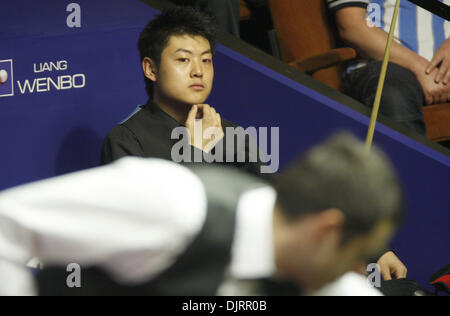 Apr. 19, 2010 - Sheffield, Inghilterra - Sheffield, Inghilterra - aprile 19 Liang Wenbo della Cina in azione contro Ronnie OSullivan dell Inghilterra, durante il primo round del Betfred World Snooker Championships al Crucible Theatre di Sheffield, in Inghilterra. (Credito Immagine: © Michael Cullen/Southcreek globale/ZUMApress.com) Foto Stock