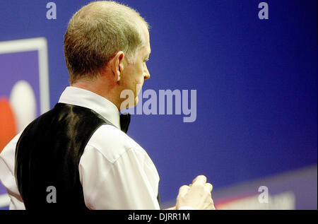 Apr. 20, 2010 - Sheffield, Inghilterra - Sheffield, Inghilterra - 20 aprile : Steve Davis di Inghilterra in azione nei confronti di Mark re d'Inghilterra, nel corso del primo round della Betfred World Snooker Championships al Crucible Theatre di Sheffield, in Inghilterra. (Credito Immagine: © Michael Cullen/Southcreek globale/ZUMApress.com) Foto Stock