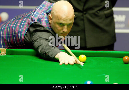 Apr. 20, 2010 - Sheffield, Inghilterra - Sheffield, Inghilterra - 20 aprile : Mark re d' Inghilterra in azione contro Steve Davis di Inghilterra, durante il primo round del Betfred World Snooker Championships al Crucible Theatre di Sheffield, in Inghilterra. (Credito Immagine: © Michael Cullen/Southcreek globale/ZUMApress.com) Foto Stock