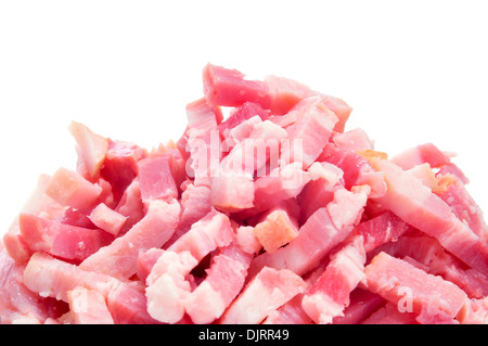 Primo piano di una pila di trito di pancetta crudo su sfondo bianco Foto Stock