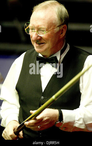 Apr. 29, 2010 - Sheffield, Inghilterra - Sheffield, Inghilterra - 29 Aprile 2010 : Dennis Taylor (Pic) ha suonato Steve Davis in rivincita 25 anni dal loro incredibile crogiolo finale nel 1985, quando Taylor ha vinto sul finale torna nel fotogramma finale. (Credito Immagine: © Michael Cullen/Southcreek globale/ZUMApress.com) Foto Stock