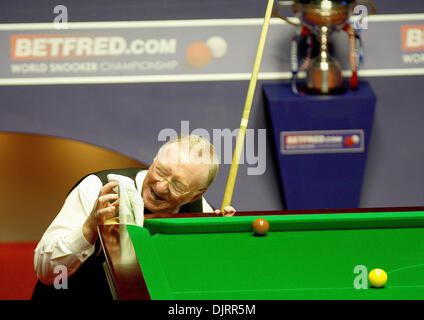 Apr. 29, 2010 - Sheffield, Inghilterra - Sheffield, Inghilterra - 29 Aprile 2010 : Dennis Taylor (Pic) ha suonato Steve Davis in rivincita 25 anni dal loro incredibile crogiolo finale nel 1985, quando Taylor ha vinto sul finale torna nel fotogramma finale. (Credito Immagine: © Michael Cullen/Southcreek globale/ZUMApress.com) Foto Stock