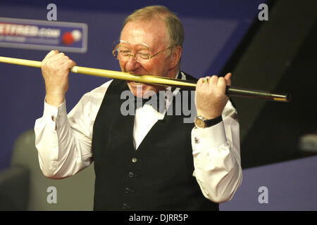 Apr. 29, 2010 - Sheffield, Inghilterra - Sheffield, Inghilterra - 29 Aprile 2010 : Dennis Taylor (Pic) ha suonato Steve Davis in rivincita 25 anni dal loro incredibile crogiolo finale nel 1985, quando Taylor ha vinto sul finale torna nel fotogramma finale. (Credito Immagine: © Michael Cullen/Southcreek globale/ZUMApress.com) Foto Stock