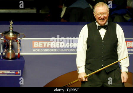 Apr. 29, 2010 - Sheffield, Inghilterra - Sheffield, Inghilterra - 29 Aprile 2010 : Dennis Taylor (Pic) ha suonato Steve Davis in rivincita 25 anni dal loro incredibile crogiolo finale nel 1985, quando Taylor ha vinto sul finale torna nel fotogramma finale. (Credito Immagine: © Michael Cullen/Southcreek globale/ZUMApress.com) Foto Stock