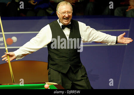 Apr. 29, 2010 - Sheffield, Inghilterra - Sheffield, Inghilterra - 29 Aprile 2010 : Dennis Taylor (Pic) ha suonato Steve Davis in rivincita 25 anni dal loro incredibile crogiolo finale nel 1985, quando Taylor ha vinto sul finale torna nel fotogramma finale. (Credito Immagine: © Michael Cullen/Southcreek globale/ZUMApress.com) Foto Stock