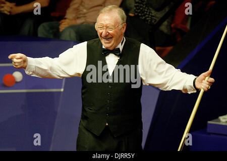 Apr. 29, 2010 - Sheffield, Inghilterra - Sheffield, Inghilterra - 29 Aprile 2010 : Dennis Taylor (Pic) ha suonato Steve Davis in rivincita 25 anni dal loro incredibile crogiolo finale nel 1985, quando Taylor ha vinto sul finale torna nel fotogramma finale. (Credito Immagine: © Michael Cullen/Southcreek globale/ZUMApress.com) Foto Stock