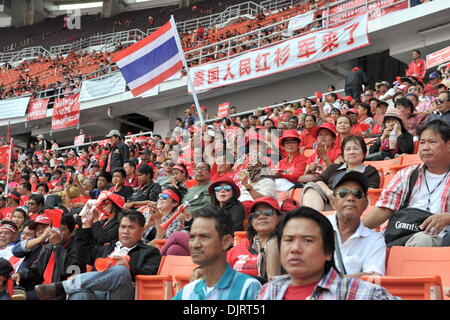 Bangkok, Tailandia. 30 Novembre, 2013. Red-shirt sostenitori prendere parte in un rally a Bangkok, Thailandia, nov. 30, 2013. Migliaia di pro-governo rosso-shirt frequentare un rally qui il sabato per il supporto di primo ministro tailandese Shinawatra Yingluck come una risposta al governo anti-contestatori' raduni in corso. Credito: Gao Jianjun/Xinhua/Alamy Live News Foto Stock