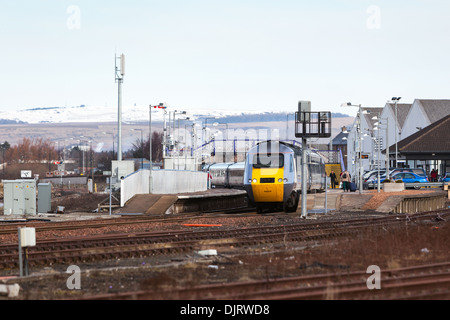 Costa est LNER servizio mattutino per Kings Cross Londra, da Aberdeen, lasciando Montrose Scozia Angus REGNO UNITO Foto Stock