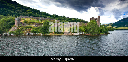 Castello Urquhart su Lock Ness si siede accanto a Loch Ness nelle Highlands della Scozia Foto Stock