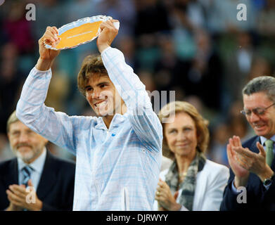 16 maggio 2010 - Madrid, Spagna - MADRID, Spagna, 16 maggio 2010: Rafael Nadal ha sconfitto il campione in carica Roger Federer 6-4 7-6 in Madrid Masters finale, la tenuta di uno storico terzo master della stagione a Caja Magica, Madrid, Spagna. (Credito Immagine: © Michael Cullen/Southcreek globale/ZUMApress.com) Foto Stock