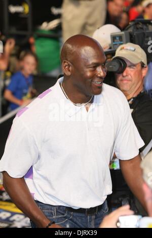 22 maggio 2010 - Charlotte, North Carolina, Stati Uniti d'America - 22 Maggio 2010: starter onorario Michael Jordan saluta tifosi durante la Sprint Cup tutte le star race a Lowes Motor Speedway di Charlotte, North Carolina. (Credito Immagine: © Jim Dedmon/Southcreek globale/ZUMApress.com) Foto Stock