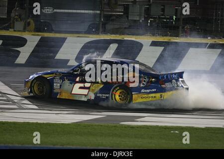 22 maggio 2010 - Charlotte, North Carolina, Stati Uniti d'America - 22 Maggio 2010: Kyle Busch fa sua la vittoria burnout dopo aver vinto la Sprint Cup tutte le star race a Lowes Motor Speedway di Charlotte, North Carolina. (Credito Immagine: © Jim Dedmon/Southcreek globale/ZUMApress.com) Foto Stock