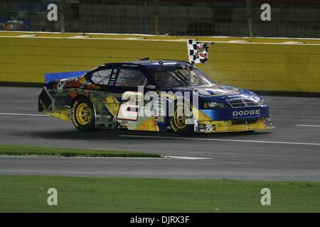 22 maggio 2010 - Charlotte, North Carolina, Stati Uniti d'America - 22 Maggio 2010: Kyle Busch compie il suo giro di vittoria indietro dopo aver vinto la Sprint Cup tutte le star race a Lowes Motor Speedway di Charlotte, North Carolina. (Credito Immagine: © Jim Dedmon/Southcreek globale/ZUMApress.com) Foto Stock