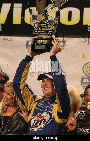 22 maggio 2010 - Charlotte, North Carolina, Stati Uniti d'America - 22 Maggio 2010: Kyle Busch detiene il suo trofeo dopo aver vinto la Sprint Cup tutte le star race a Lowes Motor Speedway di Charlotte, North Carolina. (Credito Immagine: © Jim Dedmon/Southcreek globale/ZUMApress.com) Foto Stock