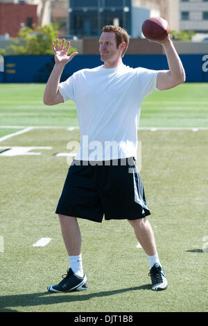 Mar 30, 2010 - Westwood, California, Stati Uniti - 30 Marzo 2010: Ex UCLA quarterback Ben Olson, chi è ora 27 anni, thros per gli scout in corrispondenza del UCLA pro giorno su Spaulding siete Fielding sul campus della UCLA a Westwood, California..Mandatory Credit: Andrew Fielding / Southcreek globale di credito (Immagine: © Andrew Fielding/Southcreek globale/ZUMApress.com) Foto Stock