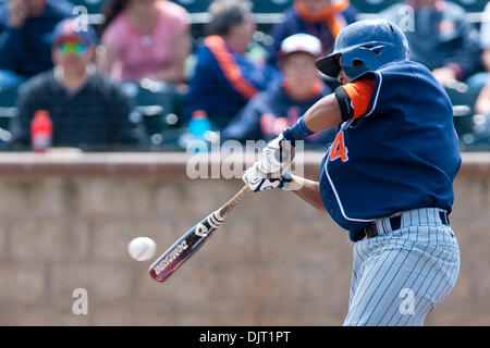 Apr. 10, 2010 - Irvine, California, Stati Uniti - 10 Aprile 2010: Fullerton Junior iNF Colon cristiana (#4) rende il contatto durante un at bat contro Irvine.La Cal State Fullerton Titans sconfitto #18 classificato UC Irvine Formichieri da un punteggio di 6 a 3 a Anteater Stadium di Irvine, California..Mandatory Credit: Andrew Fielding / Southcreek globale di credito (Immagine: © Andrew Fielding/Southcreek Global Foto Stock