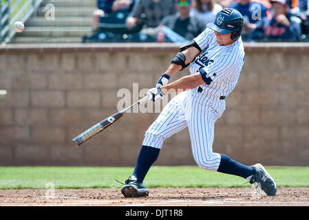 Apr. 10, 2010 - Irvine, California, Stati Uniti - 10 Aprile 2010: Irvine studente del secondo anno di Matt summers (#25), che è anche un lanciatore di rilievo, rende il contatto solido in un bat contro Fullerton. La Cal State Fullerton Titans sconfitto #18 classificato UC Irvine Formichieri da un punteggio di 6 a 3 a Anteater Stadium di Irvine, California..Mandatory Credit: Andrew Fielding / Southcreek globale di credito (Immagine: © Foto Stock