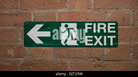 Fire Exit sign su mattoni Foto Stock