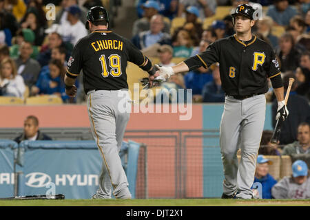 Apr. 29, 2010 - Los Angeles, California, Stati Uniti - 30 Aprile 2010: Pittsburgh Pirates primo baseman Jeff Clemente (6-R) si congratula con i Pirati di Pittsburgh diritto fielder Ryan Chiesa (19) dopo la chiesa ha segnato. La Pittsburgh Pirates perso al Los Angeles Dodgers 6-2, al Dodger Stadium di Los Angeles, California. .Credito: Andrew Fielding / Southcreek globale di credito (Immagine: © Andre Foto Stock