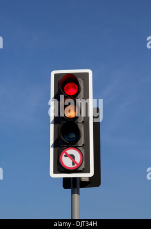 Semaforo con rosso e ambra illuminato Foto Stock