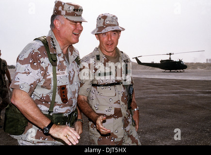 Noi Gen H. Norman Schwarzkopf, il comandante in capo del comando centrale dei colloqui con il Mag. Gen. Barry McCaffrey, comandante generale, xxiv divisione di fanteria Gennaio 1, 1992 in Arabia Saudita. Foto Stock