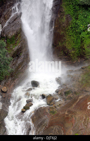 Bhote Kosi (Rongshar Tsangpo) river, cascata di montagna, Araniko autostrada, Valle di Kathmandu, Nepal Foto Stock