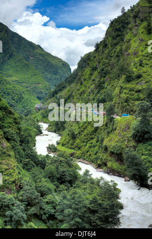 Bhote Kosi (Rongshar Tsangpo) river, cascata di montagna, Araniko autostrada, Valle di Kathmandu, Nepal Foto Stock