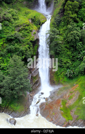 Bhote Kosi (Rongshar Tsangpo) river, cascata di montagna, Araniko autostrada, Valle di Kathmandu, Nepal Foto Stock