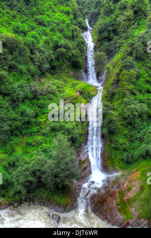 Bhote Kosi (Rongshar Tsangpo) river, cascata di montagna, Araniko autostrada, Valle di Kathmandu, Nepal Foto Stock