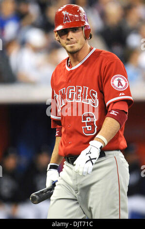 Apr. 18, 2010 - Toronto, Ontario, Canada - 18 Aprile 2010: Los Angeles Angeli terzo baseman Brandon legno (3) è visto cercando su dopo aver depennato contro il Toronto Blue Jays. Gli angeli sconfitto il Blue Jays 3-1 presso il Rogers Centre di Toronto, Ontario. (Credito Immagine: © Adrian Gauthier/Southcreek globale/ZUMApress.com) Foto Stock