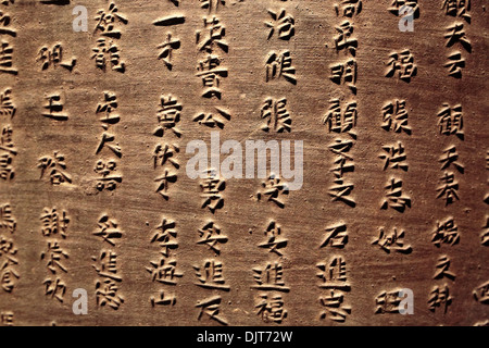 Hieroglyph iscrizione sulla campana di bronzo, Dunhuang city museum, Dunhuang, provincia di Gansu, Cina Foto Stock