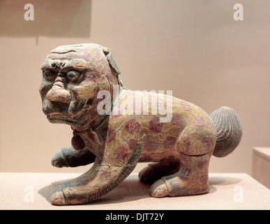 Scultura in legno di Lion, Dunhuang city museum, Dunhuang, provincia di Gansu, Cina Foto Stock