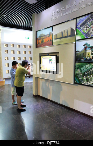 Interno di Dunhuang city museum, Dunhuang, provincia di Gansu, Cina Foto Stock