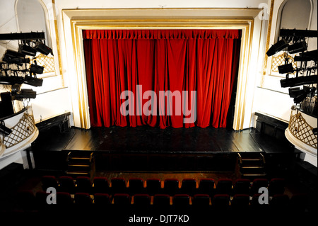 Teatro vuoto stadio con le luci accese e la tendina portato verso il basso Foto Stock