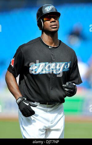 Maggio 02, 2010 - Toronto, Ontario, Canada - 2 Maggio 2010: Toronto Blue Jays left fielder Fred Lewis (15) è visto tornare indietro a piedi per la piroga dopo uscire durante il suo a bat. Il Blue Jays sconfitto l atletica 9-3 presso il Rogers Centre di Toronto, Ontario. (Credito Immagine: © Adrian Gauthier/Southcreek globale/ZUMApress.com) Foto Stock