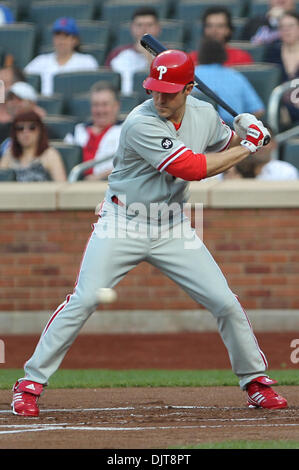 Philadelphia Phillies Infielder Chase Utley (#26) orologi il passo in arrivo. Il Mets ha sconfitto il Phillies 5-0 nel gioco a Citifield nel lavaggio, NY. (Credito Immagine: © Anthony Gruppuso/Southcreek globale/ZUMApress.com) Foto Stock