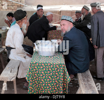Ristorante locale al mercato del bestiame, Kashgar (Kashi), Kashgar Prefettura, Xinjiang Uyghur Regione autonoma, Cina Foto Stock