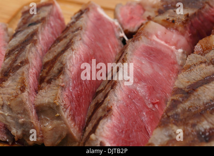 Ppartly-tagliato a fette grigliate di carne di manzo wagyu ribeye vista laterale, close-up Foto Stock